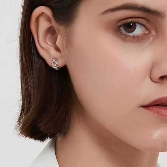 925 Sterling Silver Minimalist Huggie Hoop Earrings - Picture 8 of 9